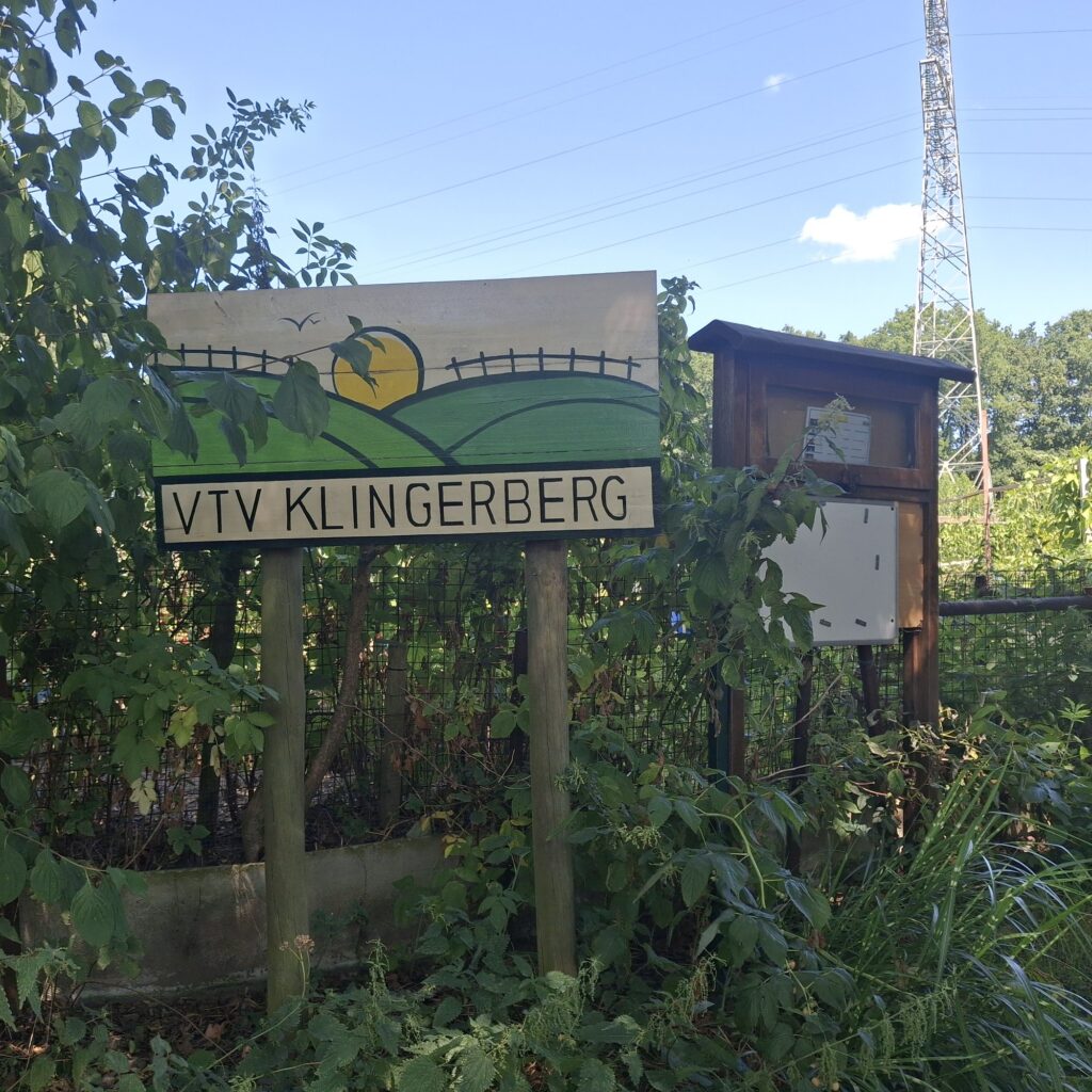 Het bord van Volkstuinvereniging Klingerberg bij de ingang