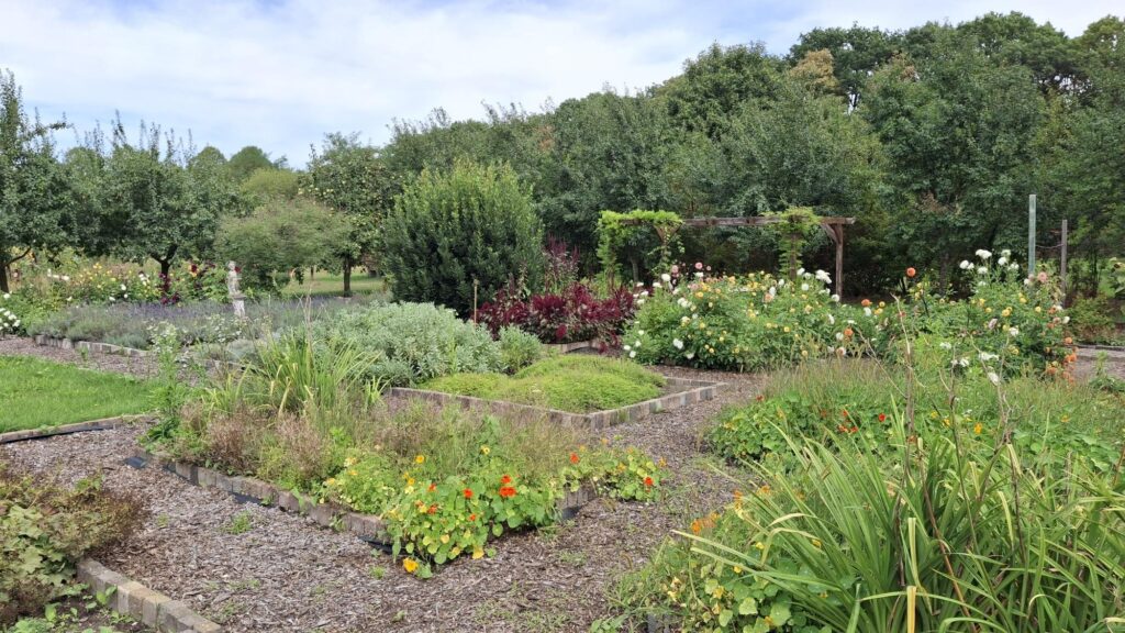 De kruidentuin binnen de kloostermuren van Kloostertuin Ulingsheide